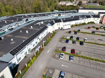 Installation photovoltaïque — vue drone bâtiment industriel