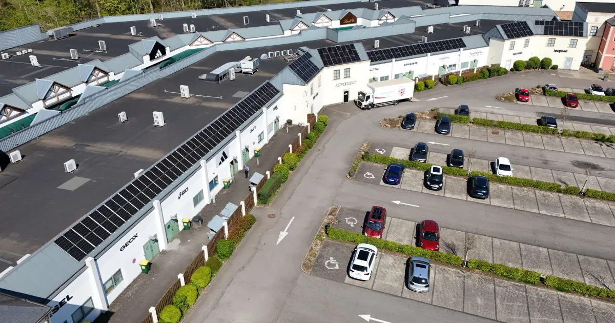 Toiture du Designer Outlet de Messancy équipée de panneaux solaires par ValoEnergy, vue du ciel